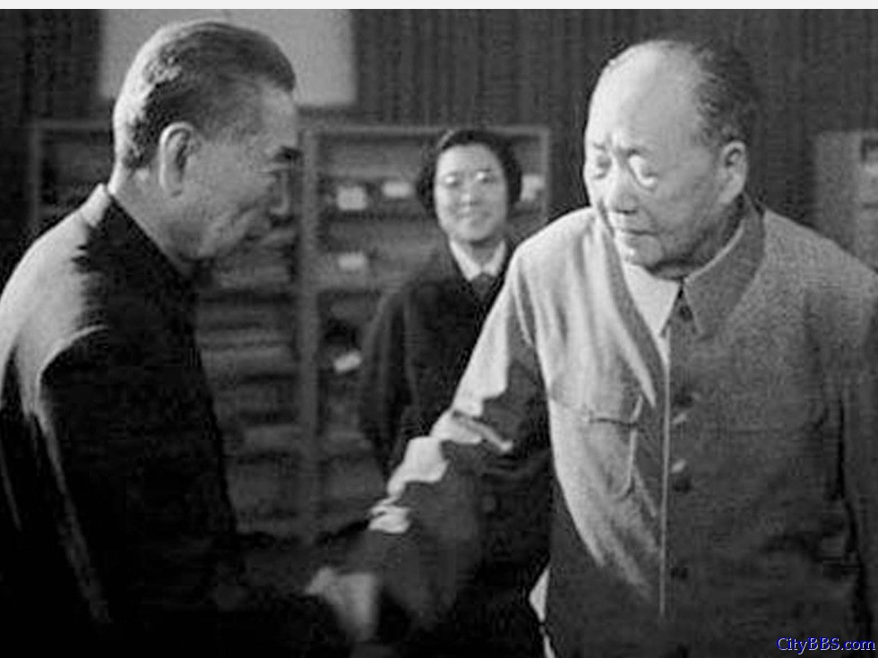 周恩来与毛泽东最后一次握手