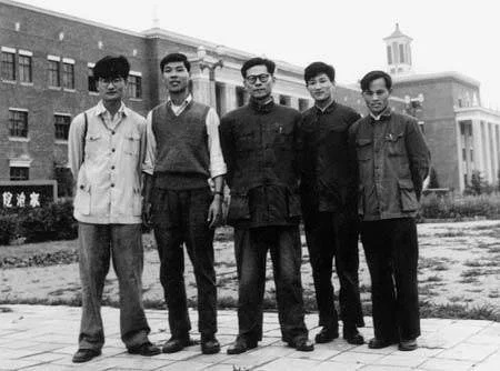江泽民（左三）与长春第一汽车制造厂的工程师和技术员在一起合照