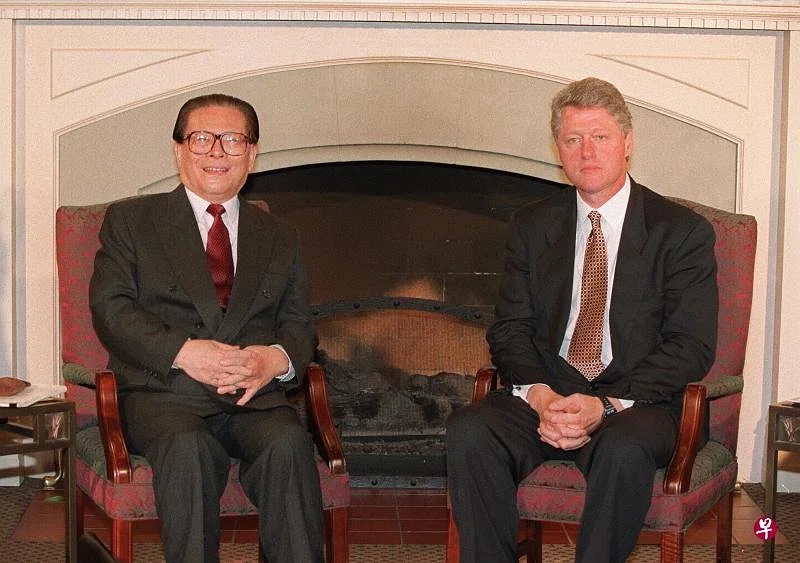 江泽民（左）1993年11月19日在美国西雅图与时任美国总统克林顿会面