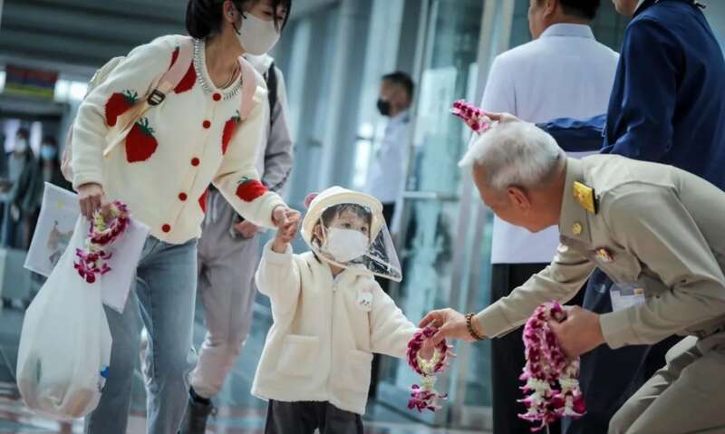 在泰国接机的是副总理、旅游局局长等政府高官，不仅花环相迎，还贴心赠送防疫包 ... ...