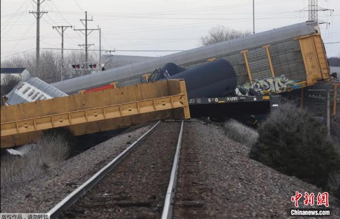 诺福克南方铁路公司一列火车的多节车厢在俄亥俄州克拉克县附近脱轨后翻倒 ...