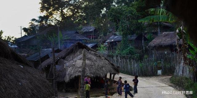 在缅甸，佤邦颁布了解决住房、帮助孩子上学、发放安置费等一系列优惠措施 ... ...