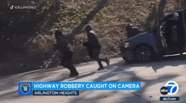 一辆路过汽车上的乘客拍下了劫匪包围华裔车主