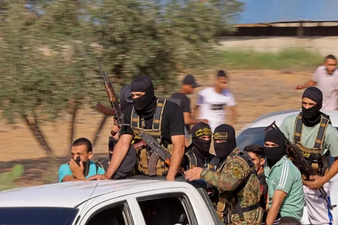巴勒斯坦武装分子从加沙地带的南部城市汗尤尼斯朝以色列边境前进